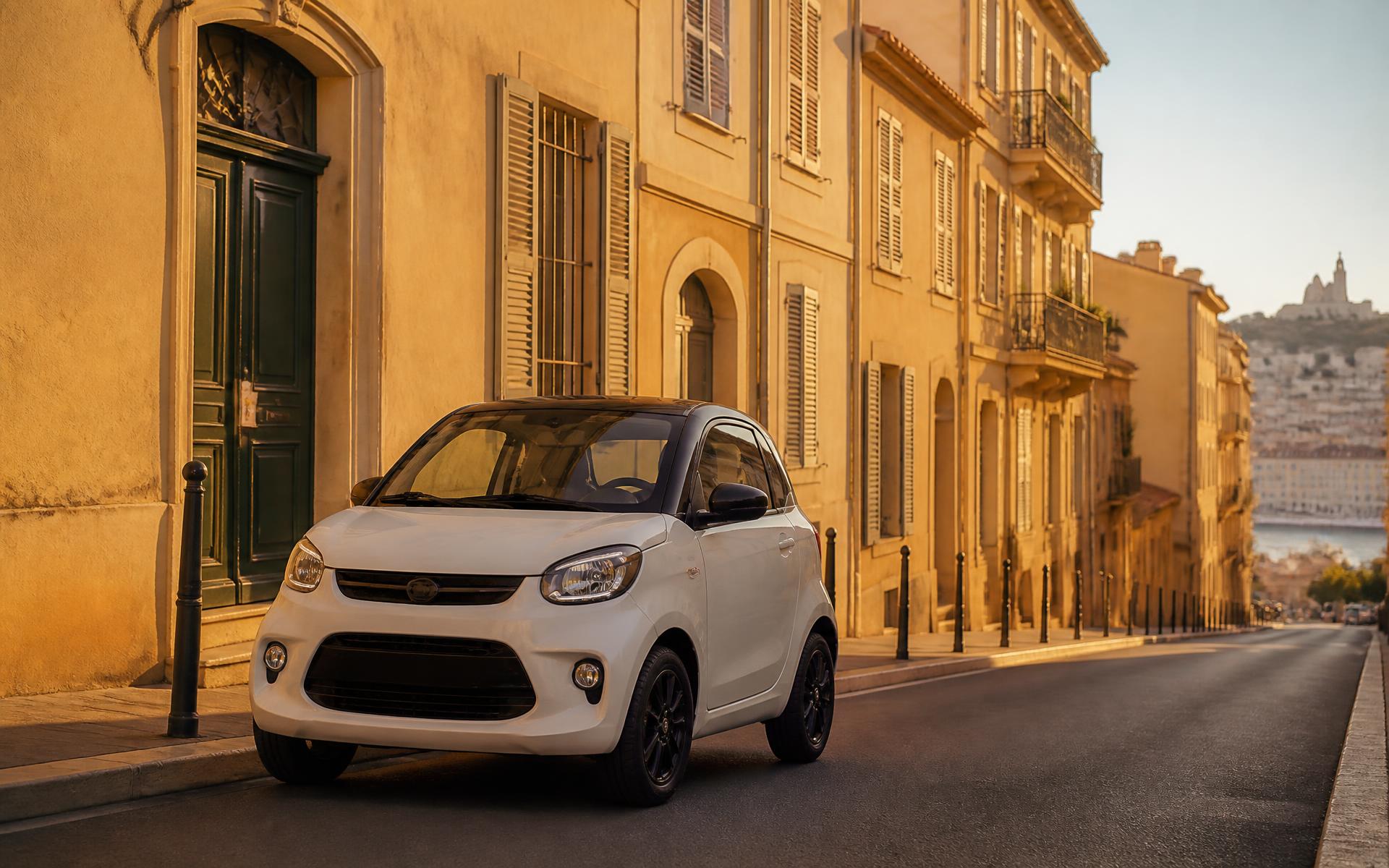 Voiture sans permis moderne stationnée dans une rue de Marseille